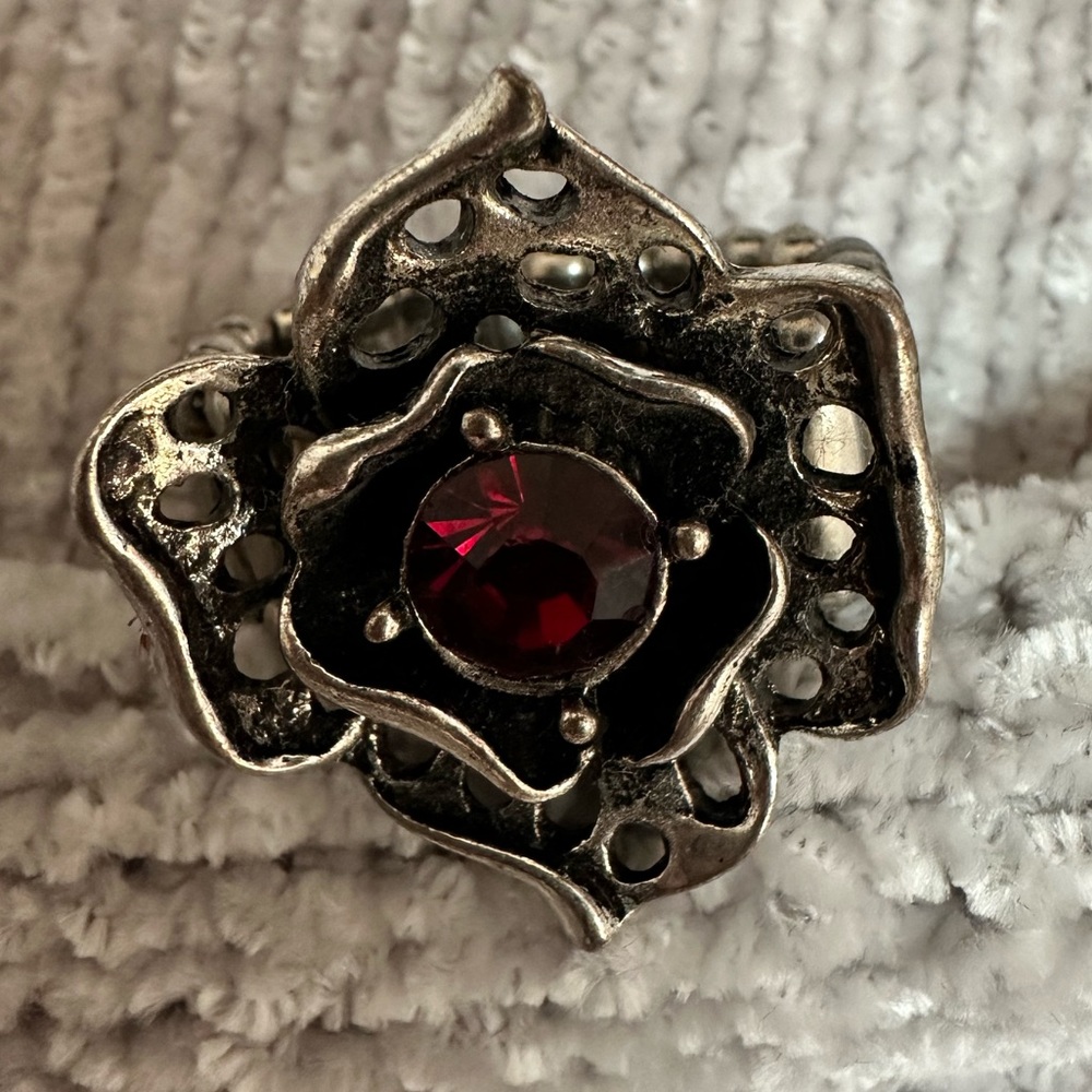 5/$20🛍️ Paparazzi Ring•Burgundy Stone 💍 🌺